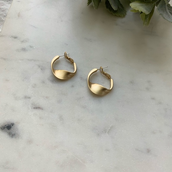 The Regina - Matte Gold Hoops with a Twist - Picture 5 of 6